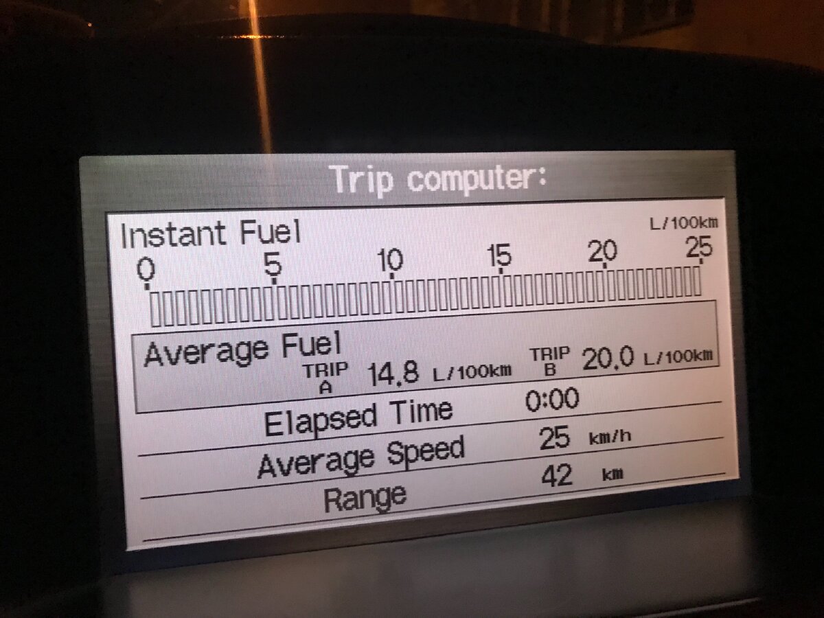 Первая цифра - расход с последней заправки, вторая - расход с замены масла