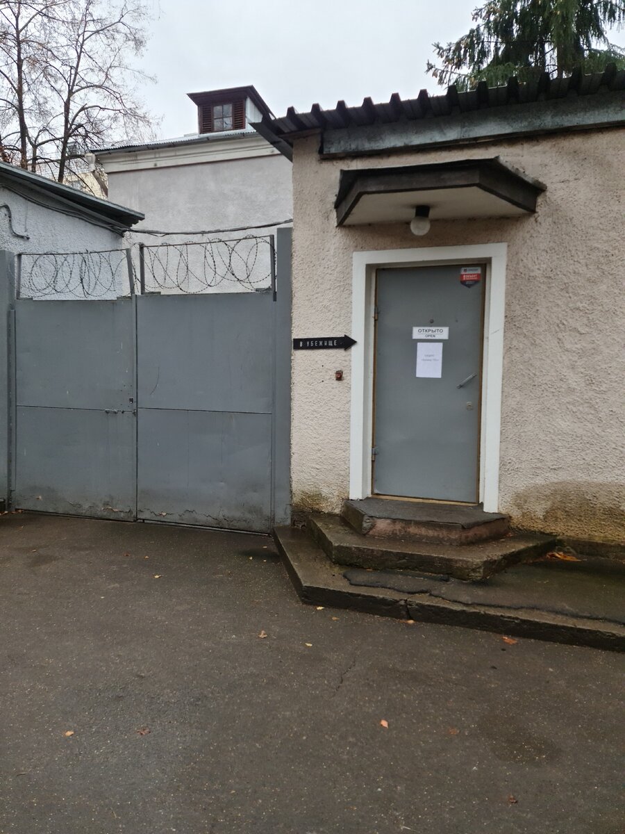 Неприметное здание за забором и есть вход в бункер.