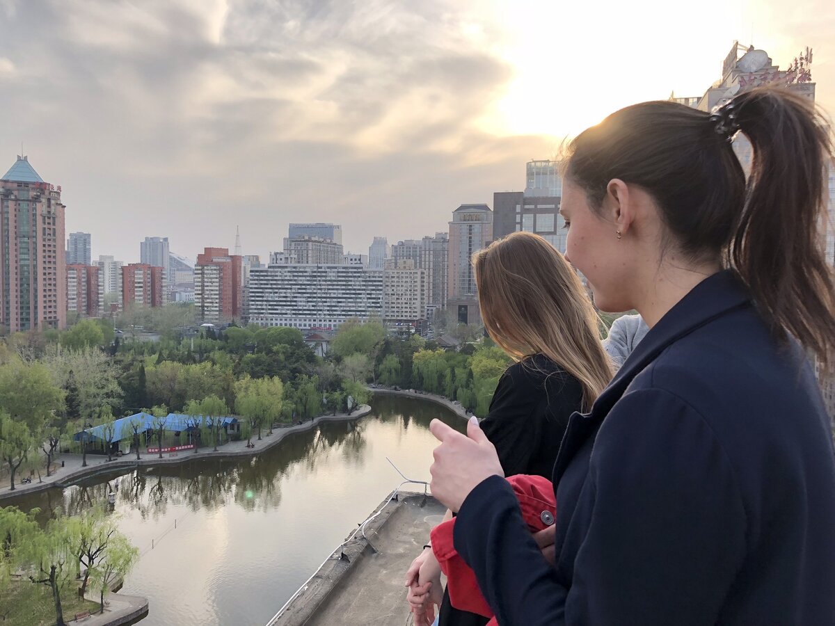 На крыше небоскреба в Пекине. Одно из любимейших мест в городе, куда нам нравилось приходить по вечерам 