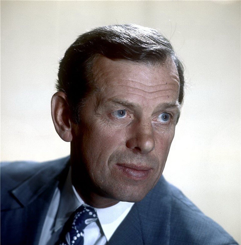 Актёр Георгий Жженов.