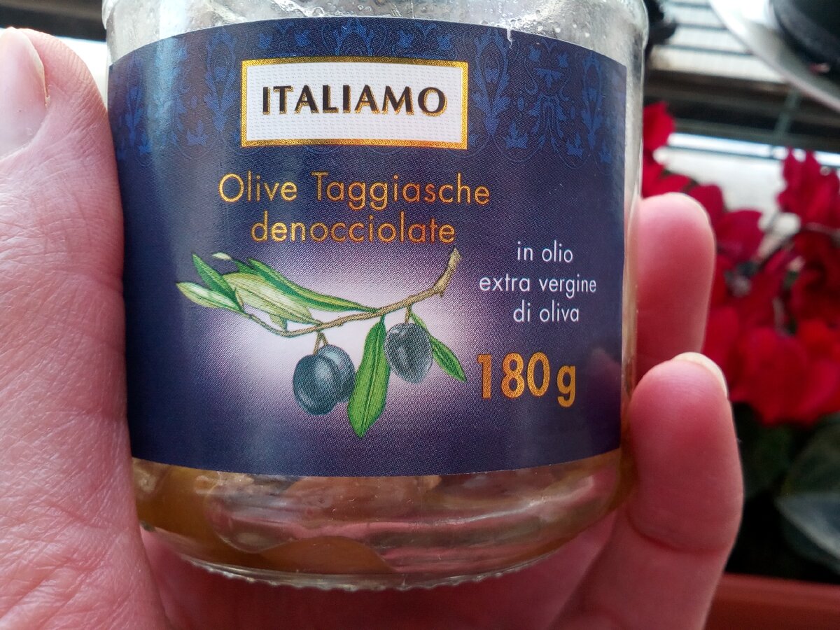 Оливки таджасские в собственном соку, то есть масле. Denocciolate - деноччиолате - значит, без косточек. фото автора