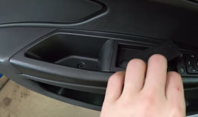 Музыка в Ладу Весту. Покажу, как установить колонки в передние двери и ...