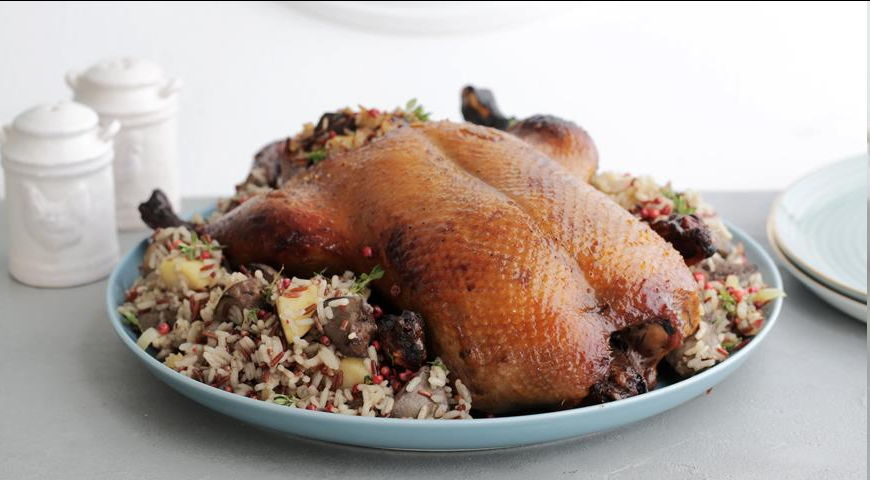 Приготовить гуся в духовке. Гусь фаршированный рисом рецепт. Гусь с перловкой в духовке. Гусь с рисом в духовке. Фаршированная утка в духовке.