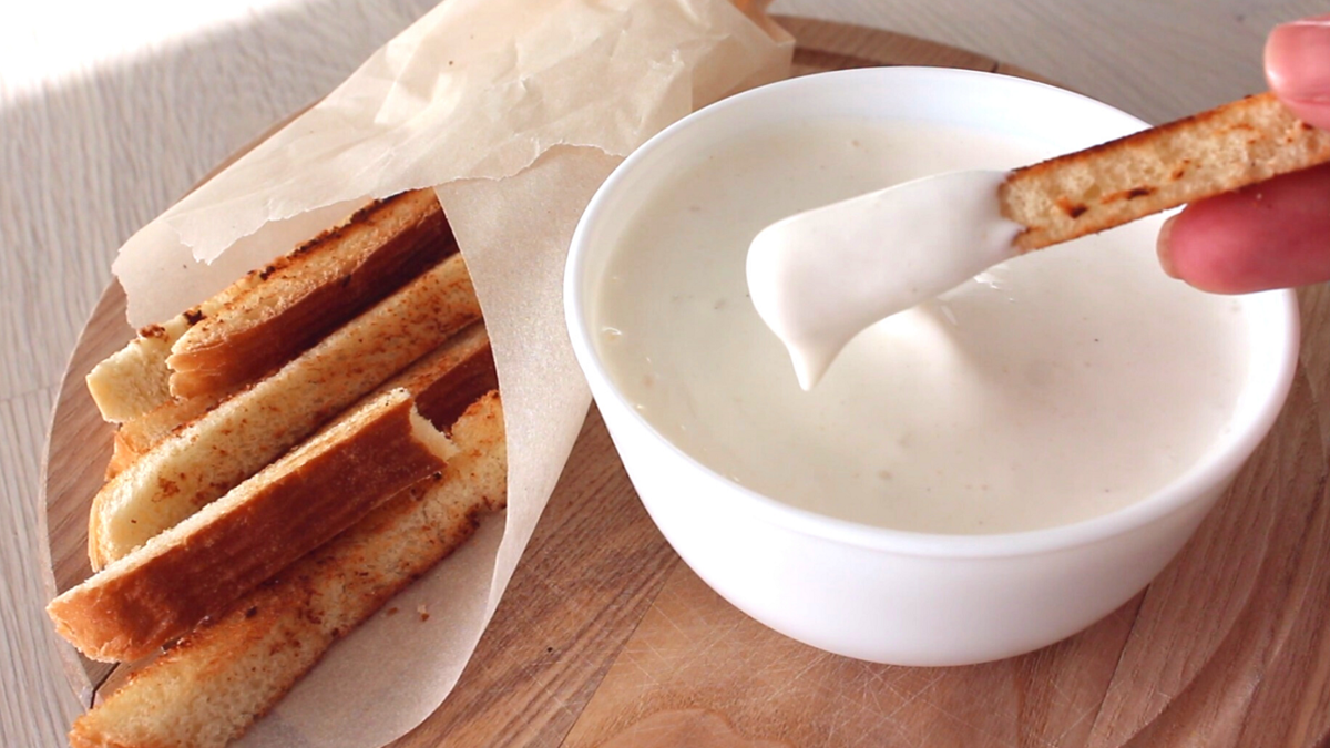 Домашний майонез без добавления яиц приятно удивит вас своим вкусом. Ничем не уступает магазинному или классическому соусу с добавлением яиц и молочных продуктов.