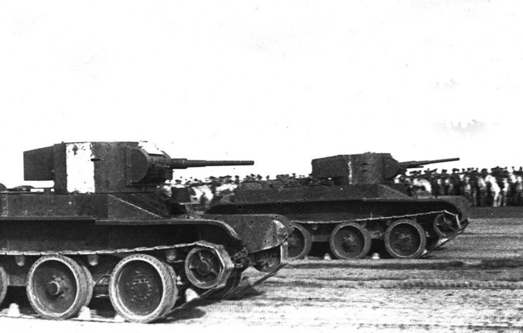 БТ-5 в ходе маневров. Именно эти маневры и стали катализатором работ по новому типу танка - крейсерскому.