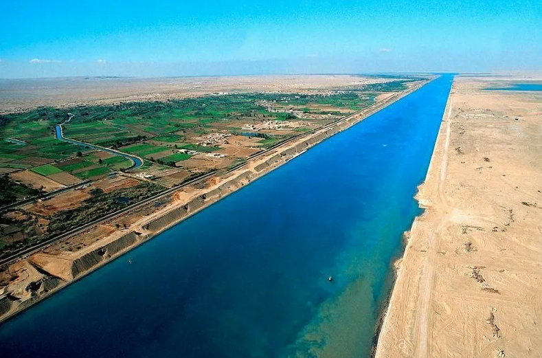 Почему канал суэцкий. Суэцкий канал. Красное море Суэцкий канал. Канал в Египте. Суэцкий канал фото.