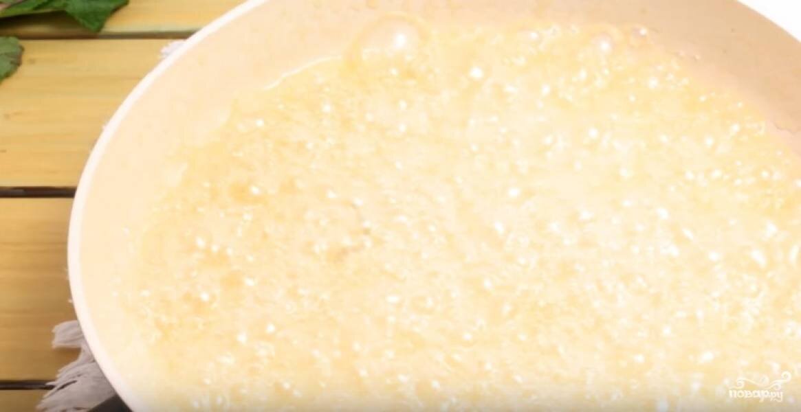 Смешайте и доведите до кипения 100-120 граммов сахара с водой (сироп должен слегка загустеть).