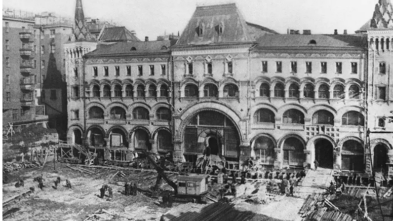 Так передвигали Саввинское подворье. Фото ТАСС 