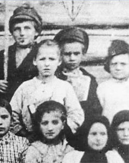 Фото: wikipedia.org единственная прижизненная фотография Павла Трофимовича Морозова (в центре, в фуражке) с одноклассниками, слева — его двоюродный брат Данила Морозов - один из его убийц (1913-го года рождения)