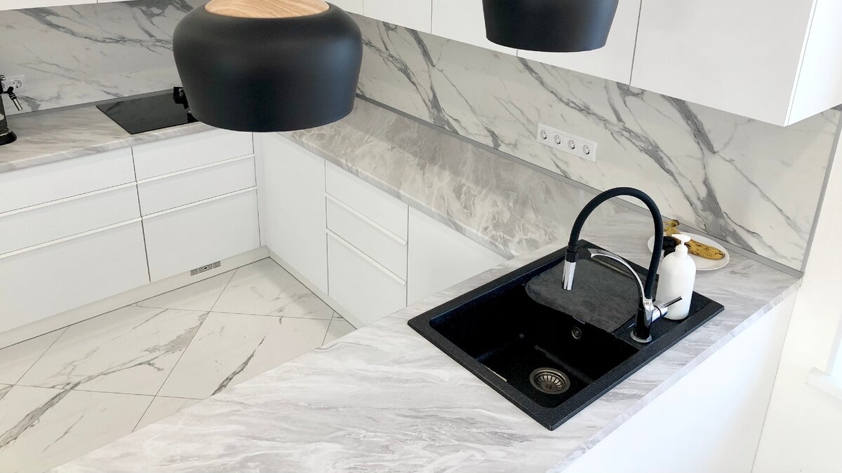 Это относится в первую очередь к кухонному гарнитуру, который приходится прибирать несколько раз в день