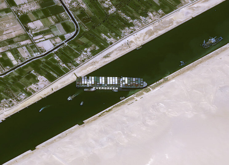 Корабль, блокирующий Суэцкий канал, можно будет снять за несколько недель
