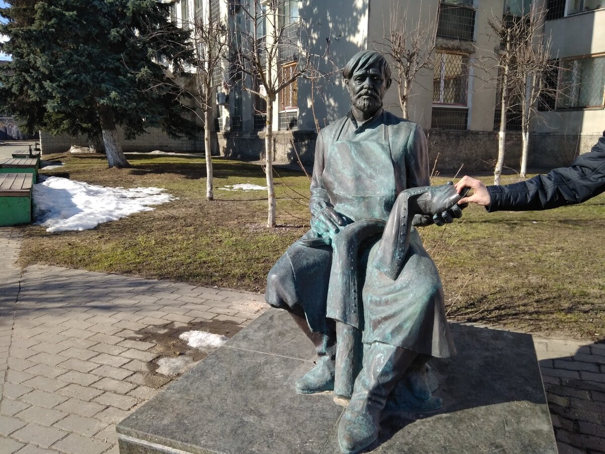 Памятник Башмачнику в городе Кимры