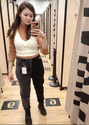 Эти классные двухцветные джинсы я приобрела себе в Bershka в феврале. И они идеально вписались в мой гардероб! Водолазка на фото моя, а кроп-топ тоже представлен в актуальной коллекции магазина.
