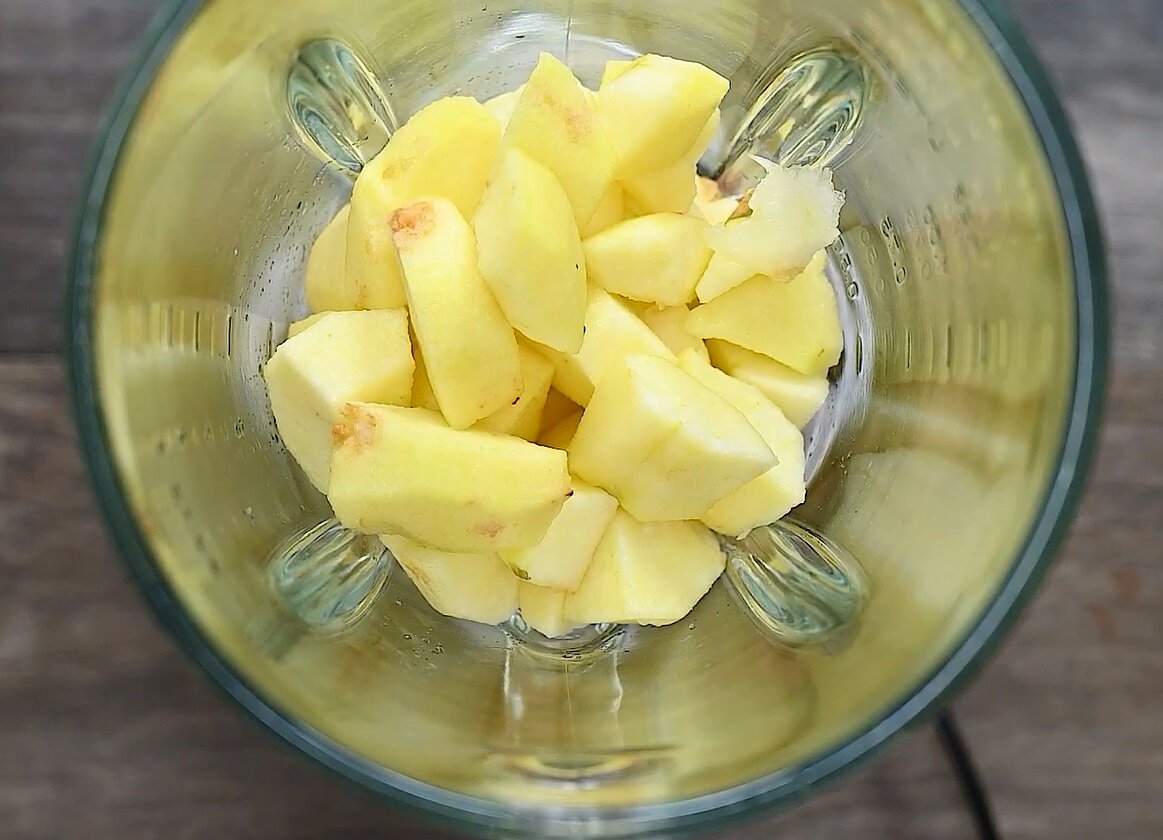 Нарезанные яблочки уже красуются в чаше блендера  Фото: cooktoria.com