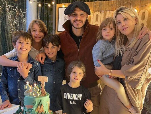 Фото: www.instagram.com день рождения футболиста Мауро Икарди. Именинник в кругу семьи