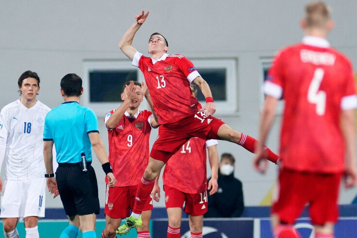 Форвард сборной России U21 Денис Макаров отмечает забитый мяч // сhampionat.com