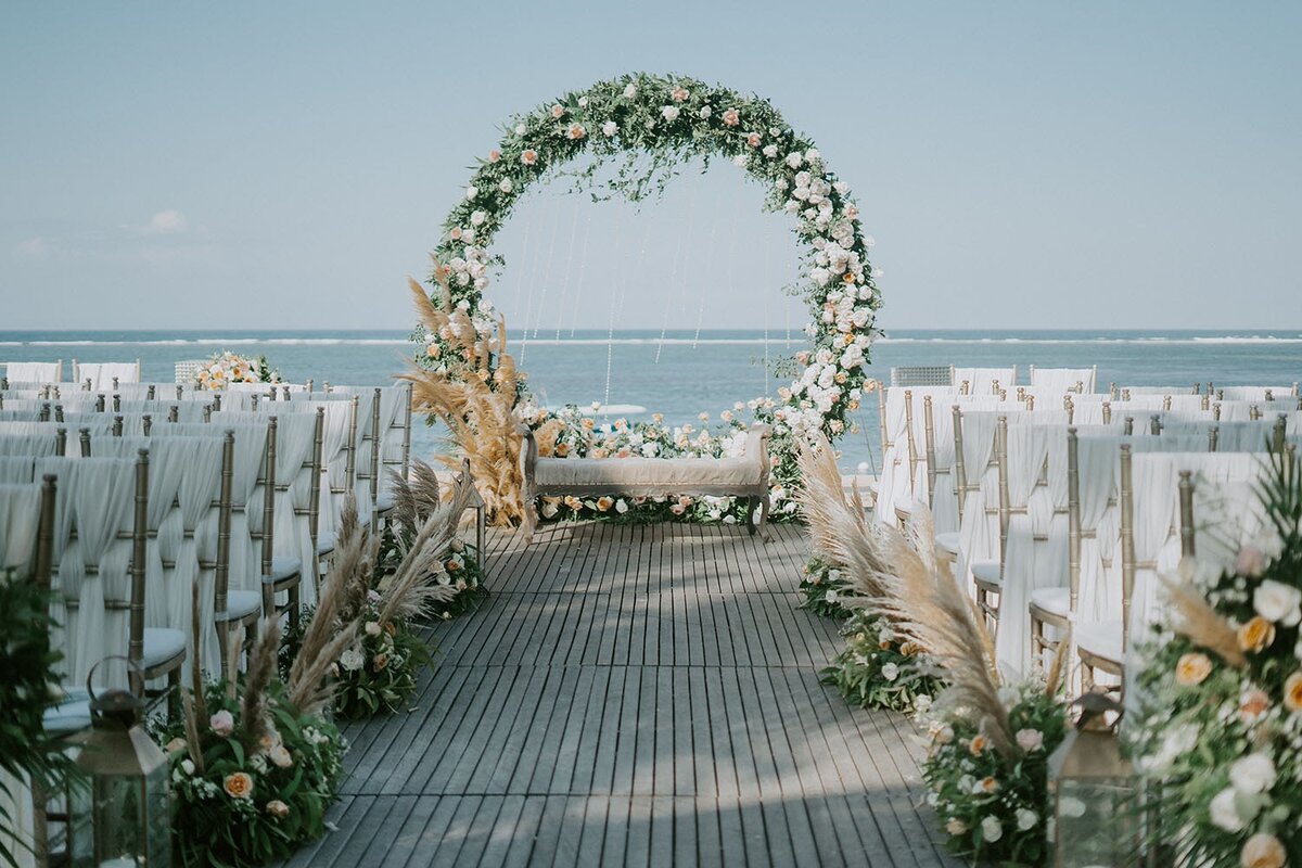 Свадебная арка на берегу моря