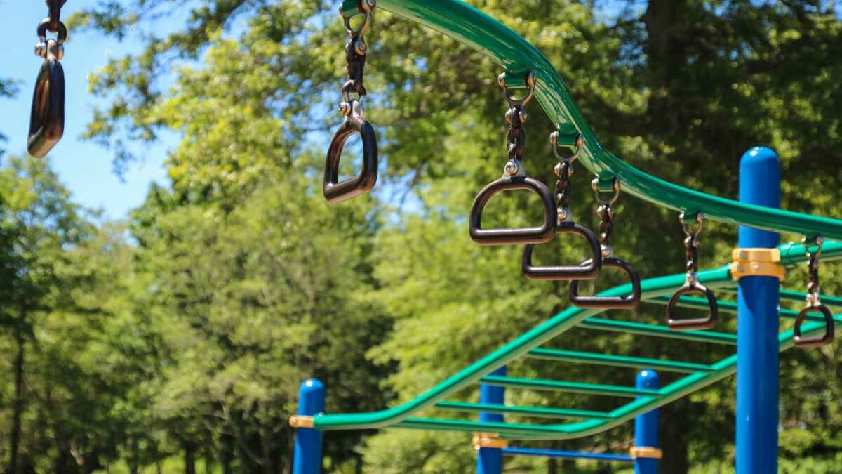 Выбираем тип детской площадки по возрасту
Детские площадки для дачи бывают игровые, спортивные, спортивно-игровые.При выборе нужно исходить из возраста детей.1. Для самых маленьких детей нужные простые игровые элементы: песочница, простые качели, грибок – тент от солнца.2. От шести лет ребёнку подойдут качели, различные горки и несложные спортивное оборудование.3. Детям до двенадцати лет нужно  пространство для активных игр. Выбирайте готовые детские комплексы с  горками, канатами, кольцами, мостиками, брусьями. Чаще всего совмещаются  изделия из дерева, пластика, металла.4. Для подростков выбирайте  спортивные площадки с тренажёрами, турниками, брусьями, канатами для  лёгких спортивных тренировок. Снаряды изготавливаются из металла.