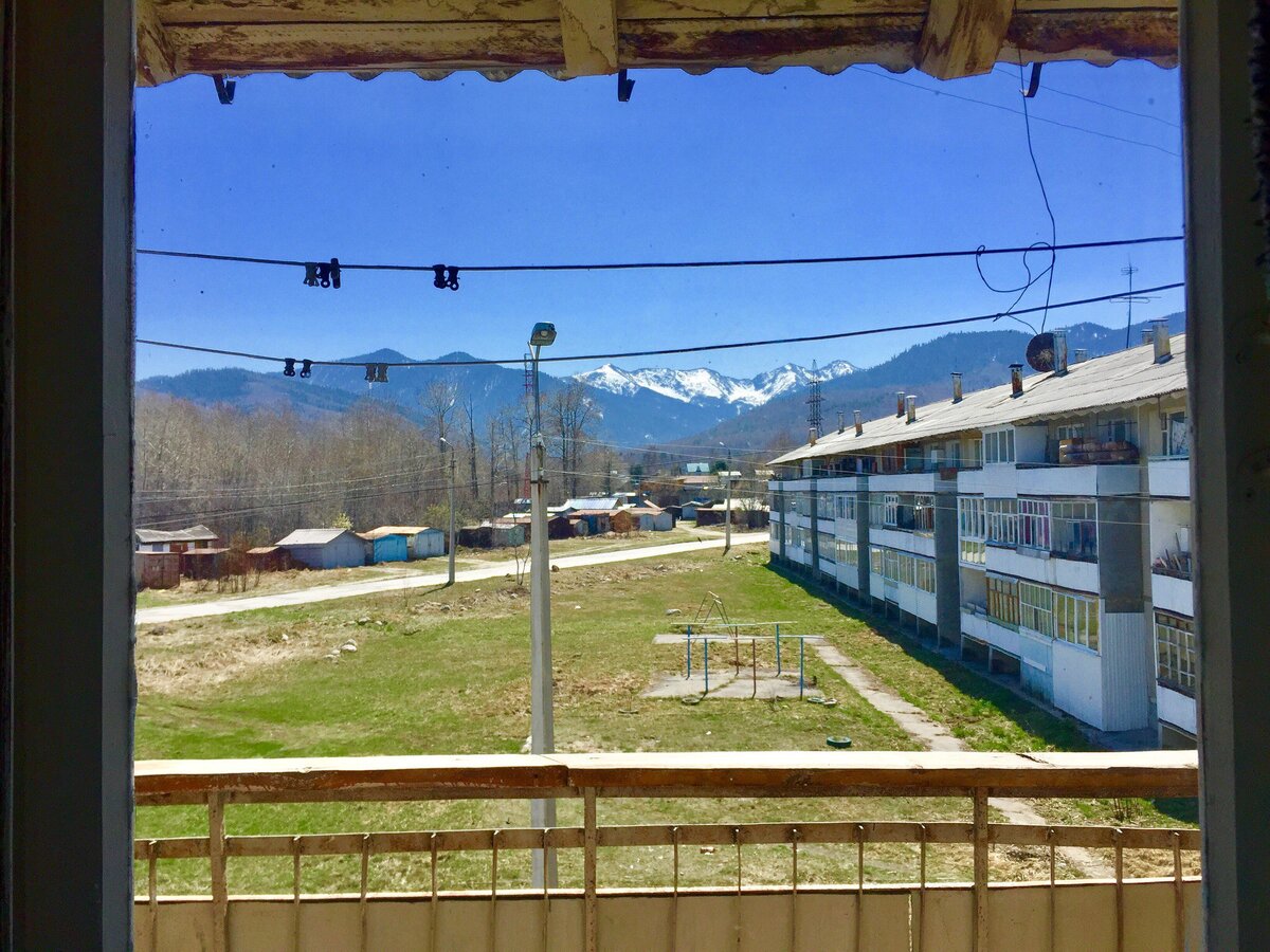 С таким потрясающим видом живут жители Байкальска. Нравится?