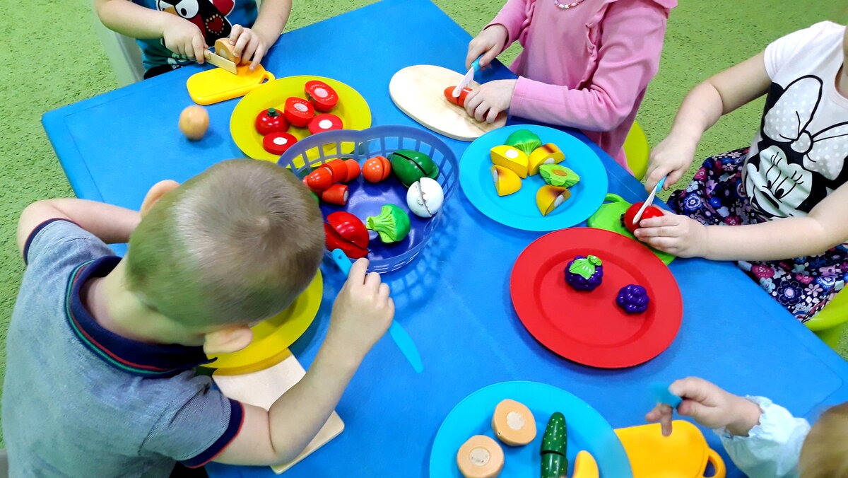 Куклы-говоруши. Готовим салат.