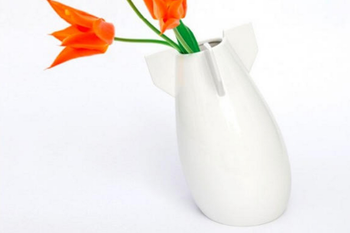 Ваза в белом цвете в форме ракеты