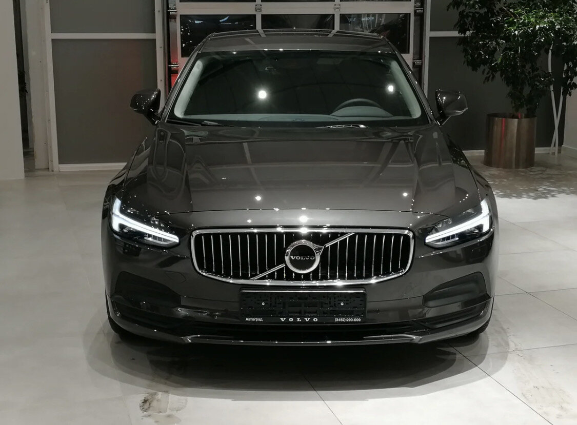 Назовем это "мейнстримным" мнением о том, что Volvo - это скучные автомобили для пенсионеров. Мол, людям постарше важен комфорт и безопасность транспорта, хоть и безусловно можно комфорт и безопасность чуть ли не на прямую связывать с маркой Volvo, однако, современный Volvo не только об этом!