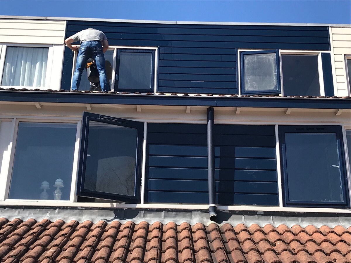 Мой бойфренд моет окна. Фото автора