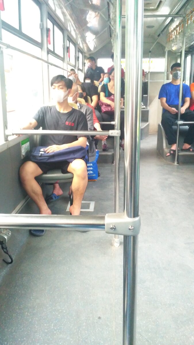 Автобусы всегда полупустые. Фото автора.