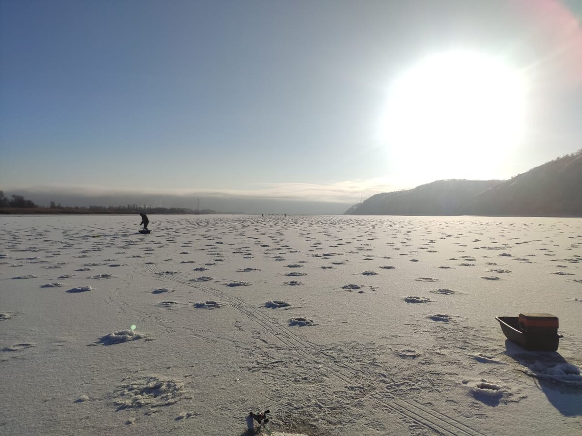 После того как гнали стаю судака остаются буквально тысячи лунок. Фото: из личного архива.