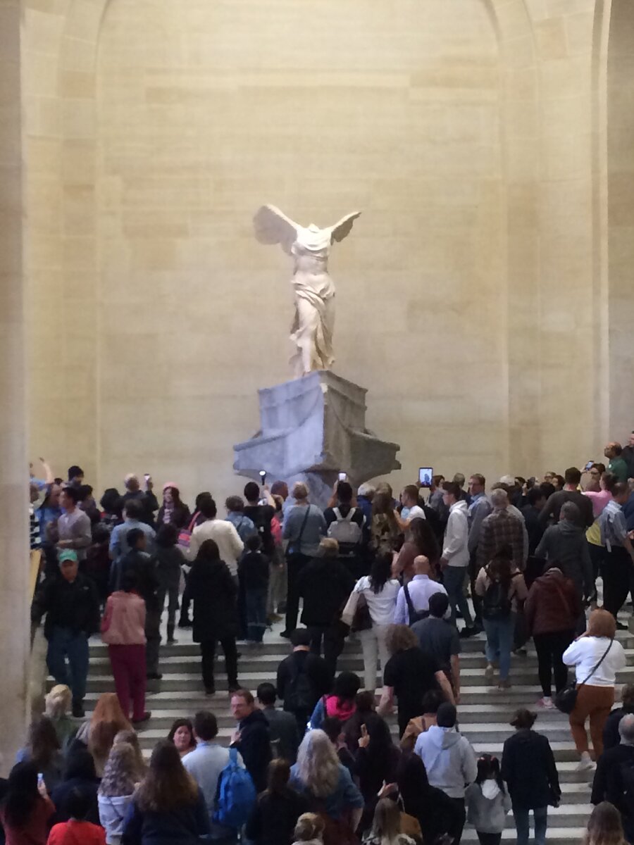 мало кто смотрит на саму Нику Самофракийскую 