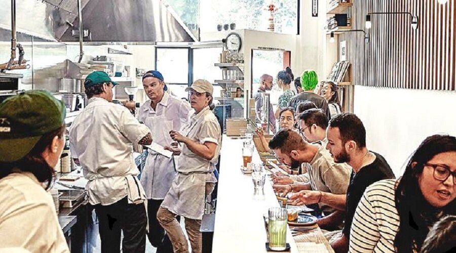 Для канала С.Пудовъ:  Сэндвич с салатом из яиц, как в Лос-Анджелесе. В кафе Конби всегда много посетителей!