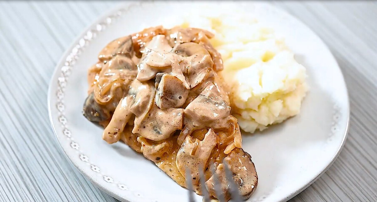 Сочные куриные грудки в нежном грибном соусе - универсальное и очень вкусное блюдо, которое идеально сочетается с картофельным пюре, рисом и макаронами  Фото:  cooktoria.com