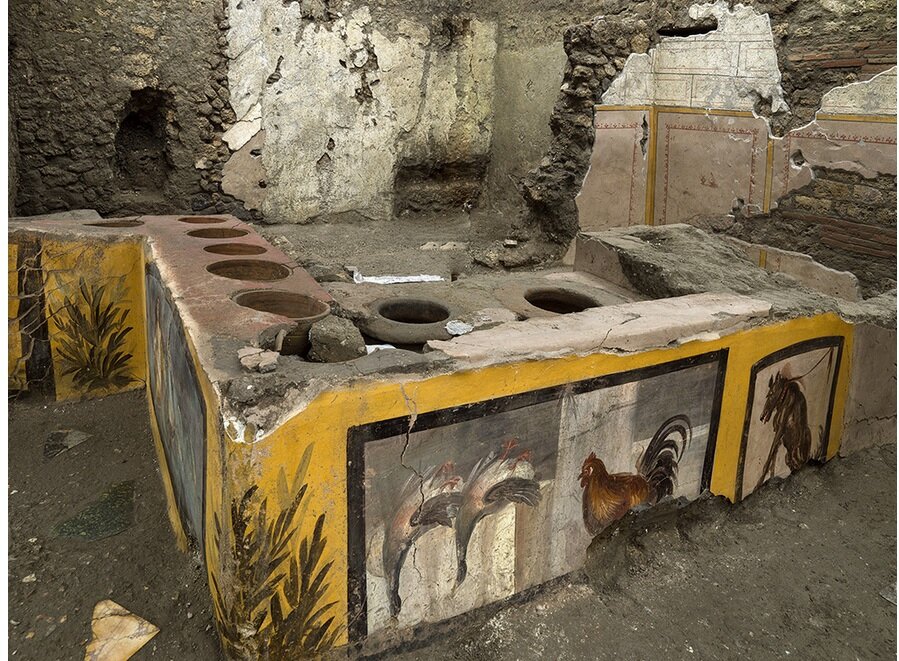 Стойка с углублениями для горшков. Фото из инстаграм pompeii_parco_arc