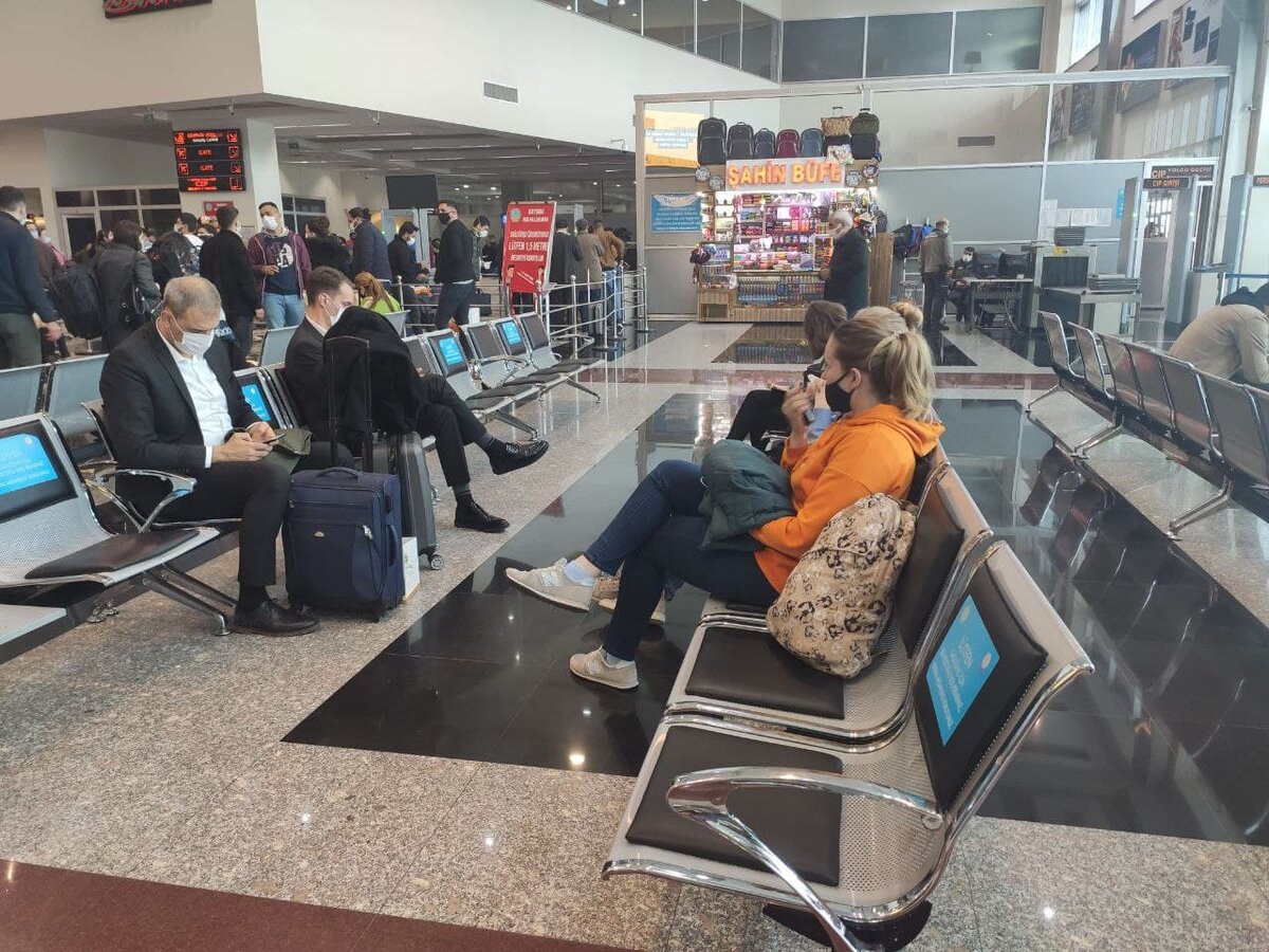 в аэропорту без маски? сразу получишь замечание!