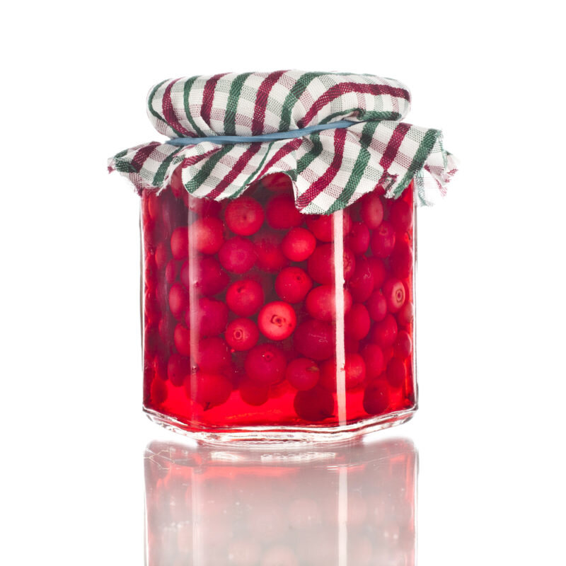 Брусничная заготовка на зиму (Фото используется по стандартной лицензии ©azbukaogorodnika.ru)