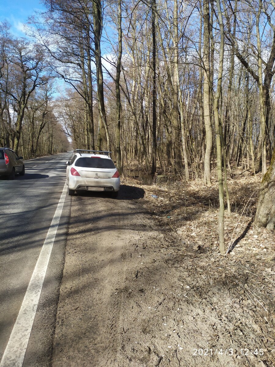 Парковки нигде не было, пришлось оставить машину прям так. Я подумала, что это странно.