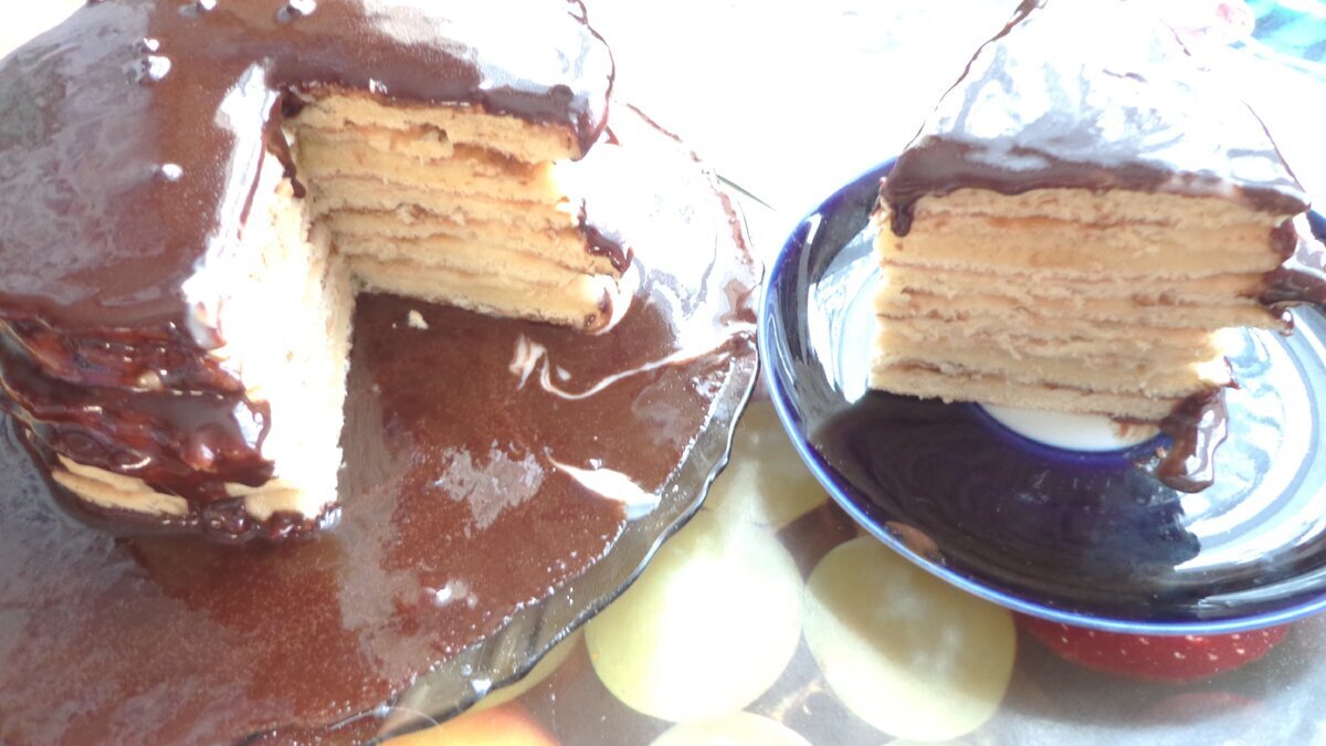 Торт на сковороде с шоколадной глазурью. Очень выручает на Даче.
