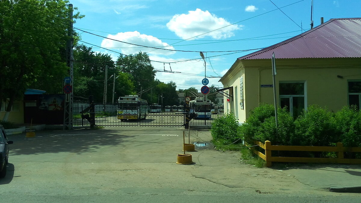 Проходя мимо Ново-Ямскую улицу можно увидеть калитки, это троллейбусное депо города Владимир.