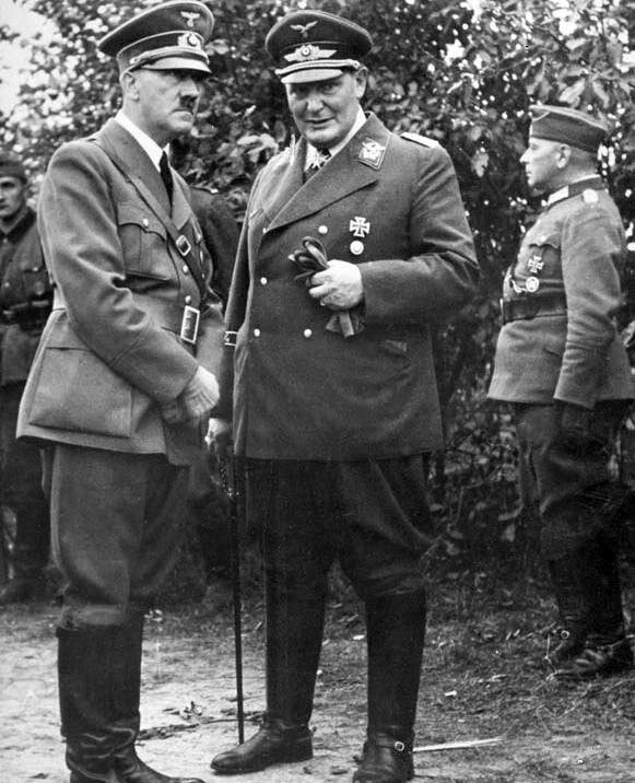 Гитлер (слева) и Геринг (справа)