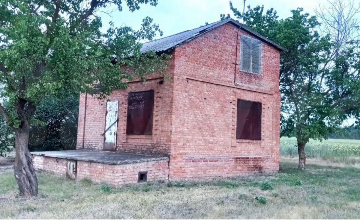 Вот такой домик. С виду вполне ничего. Фото с сайта Авито