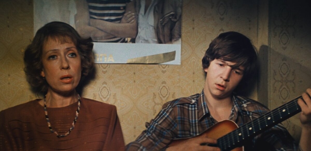 Инна Чурикова (мать Ивана) и Федор Дунаевский (Иван)