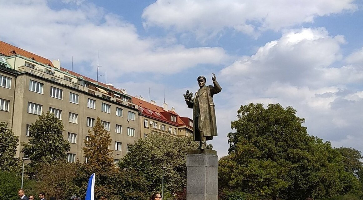 Памятник коневу в праге. Маршал Конев памятник в Праге. Памятник Ивану Коневу в Праге. Памятник маршалу Коневу в Берлине. Улица Конева Прага.