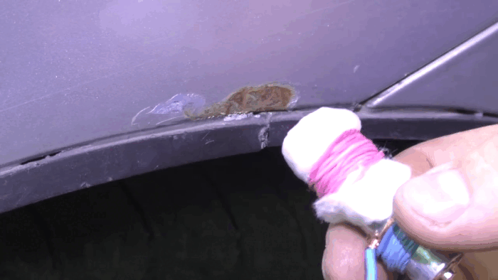 Видим как идёт реакция, кипит кислота передавая ионы цинка