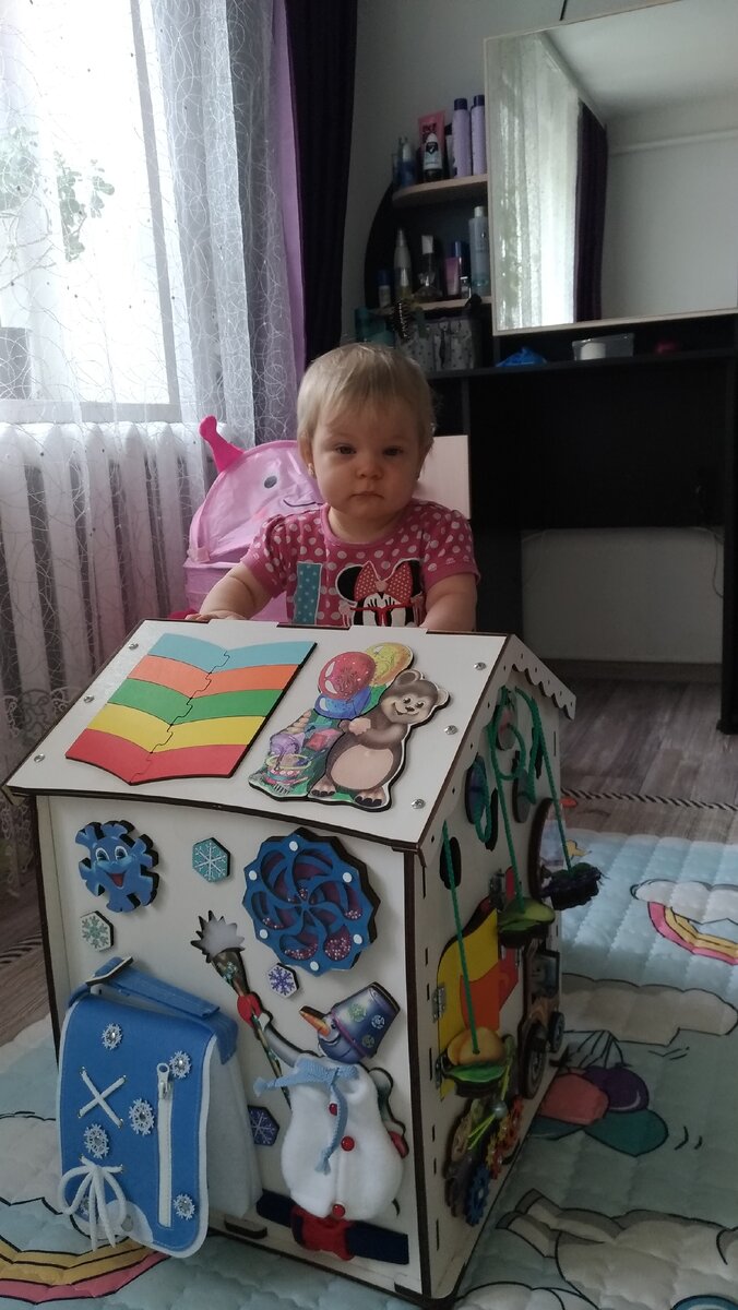 Дома любим стоять у бизиборда