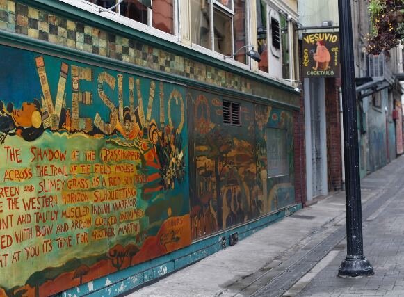 Кафе Vesuvio  - одно из любимых "водопоев" битников, ещё работало в 2019.