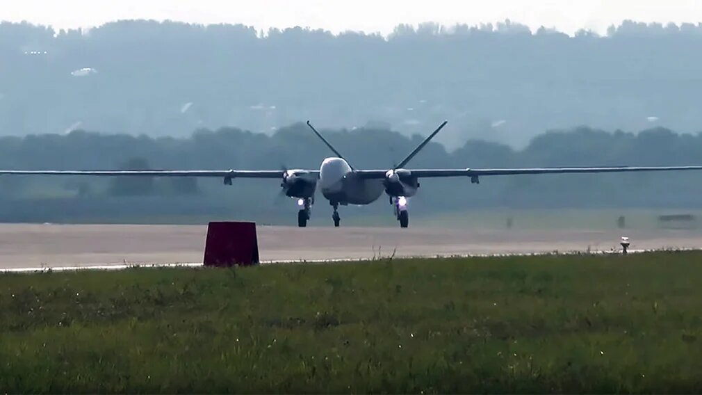«Альтиус-РУ» -  6 тонн, размах крыла - 30 м . 2 двигателя.