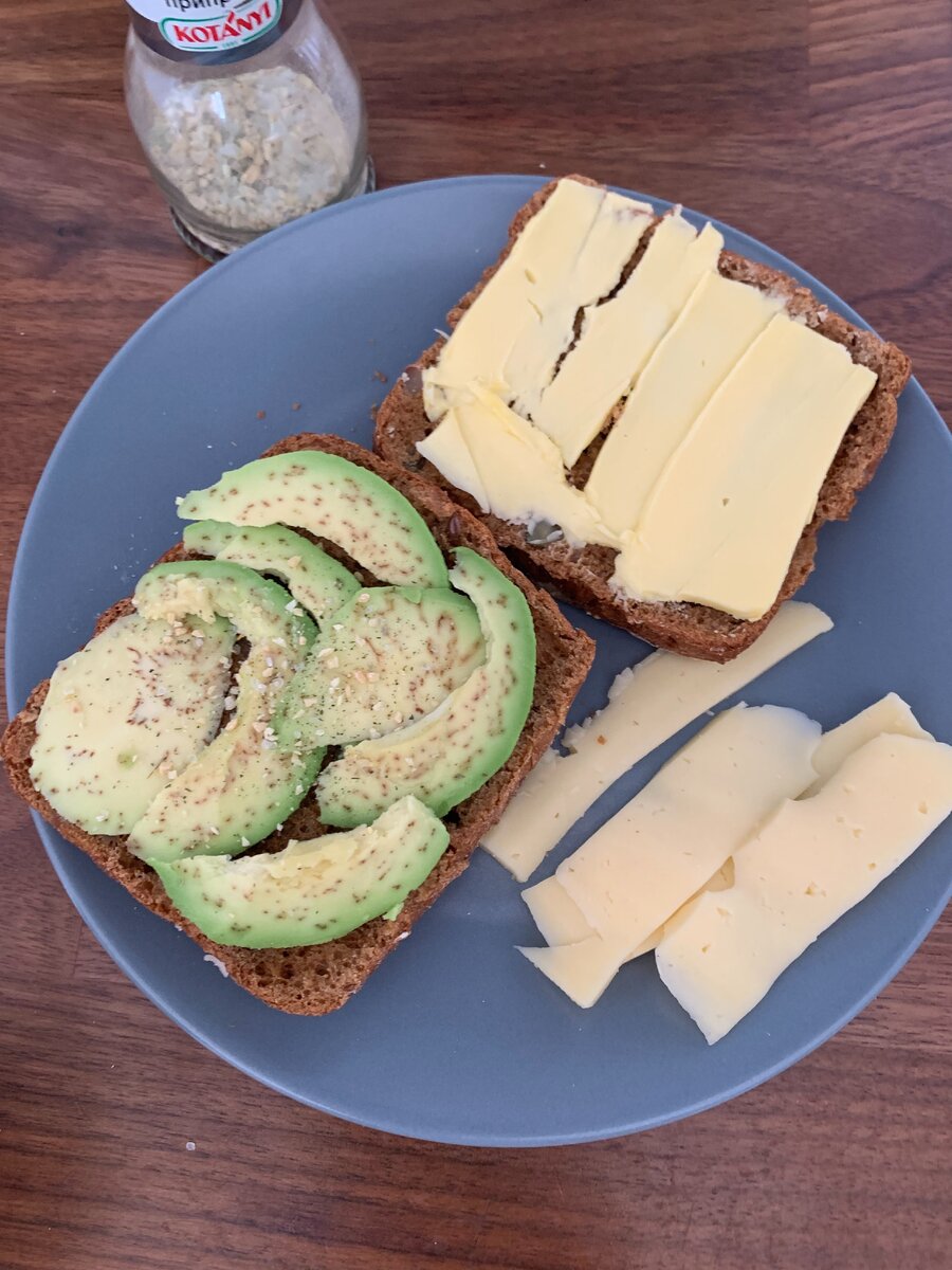 К авокадо добавляю сухую смесь из чеснока с солью и травами