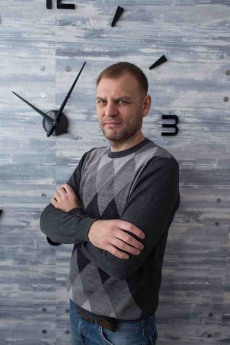 Человек не хочет фотографироваться - он нахмурен, руки сжаты, ему не комфортно, фото вызывает реакцию отторжения. Источник: HH.ru 