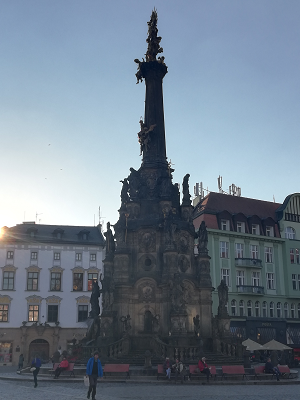 Колонна Пресвятой Троицы в лучах закатного солнца (фото из личного архива)