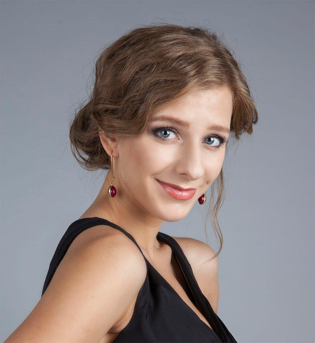 телеведущая, актриса театра и кино, певица (26 лет) Источник для фото - Яндекс
